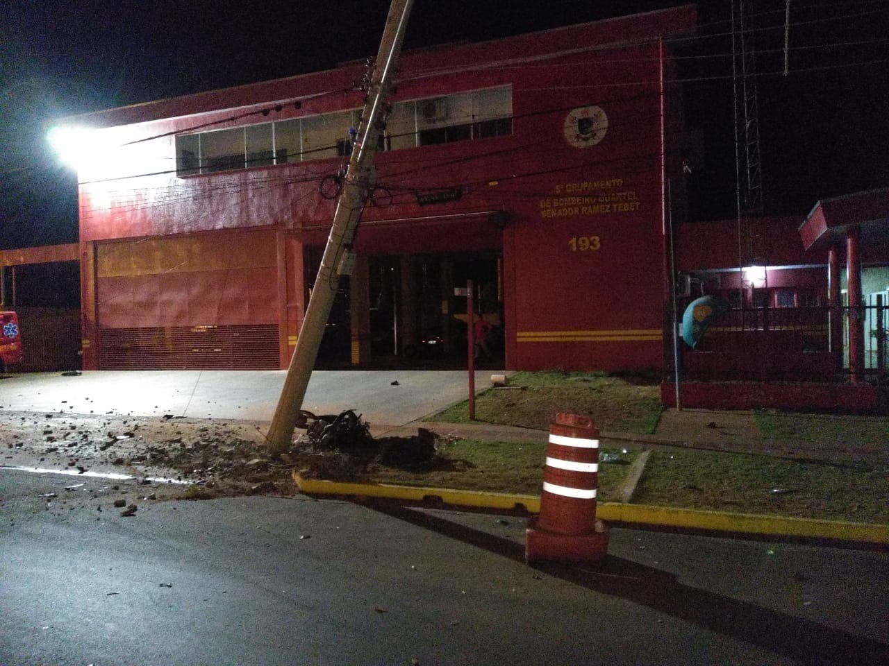 Acidente deixa telefone 193 do Corpo de Bombeiros inoperante Acidente deixa telefone 193 do Corpo de Bombeiros inoperante