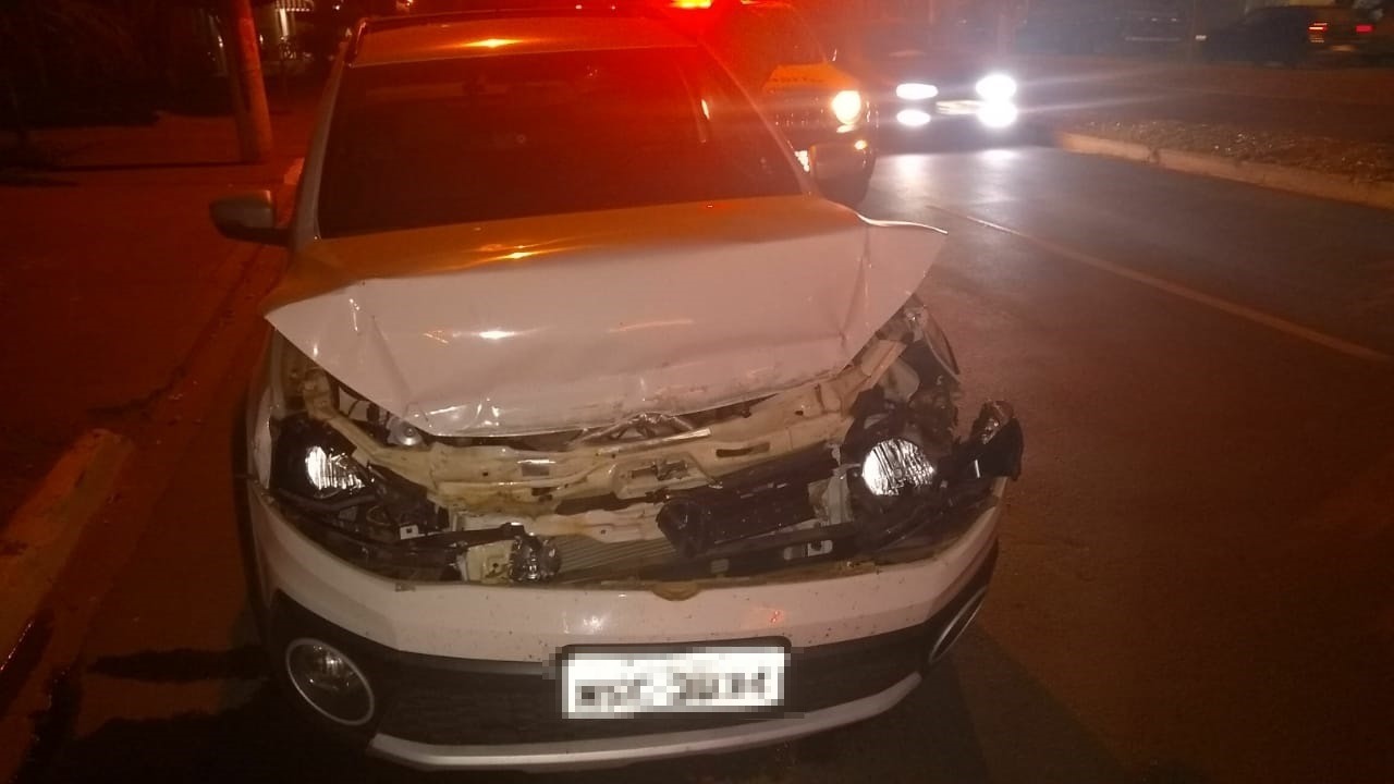 Condutor embriagado colide na traseira de caminhão do Corpo de Bombeiros