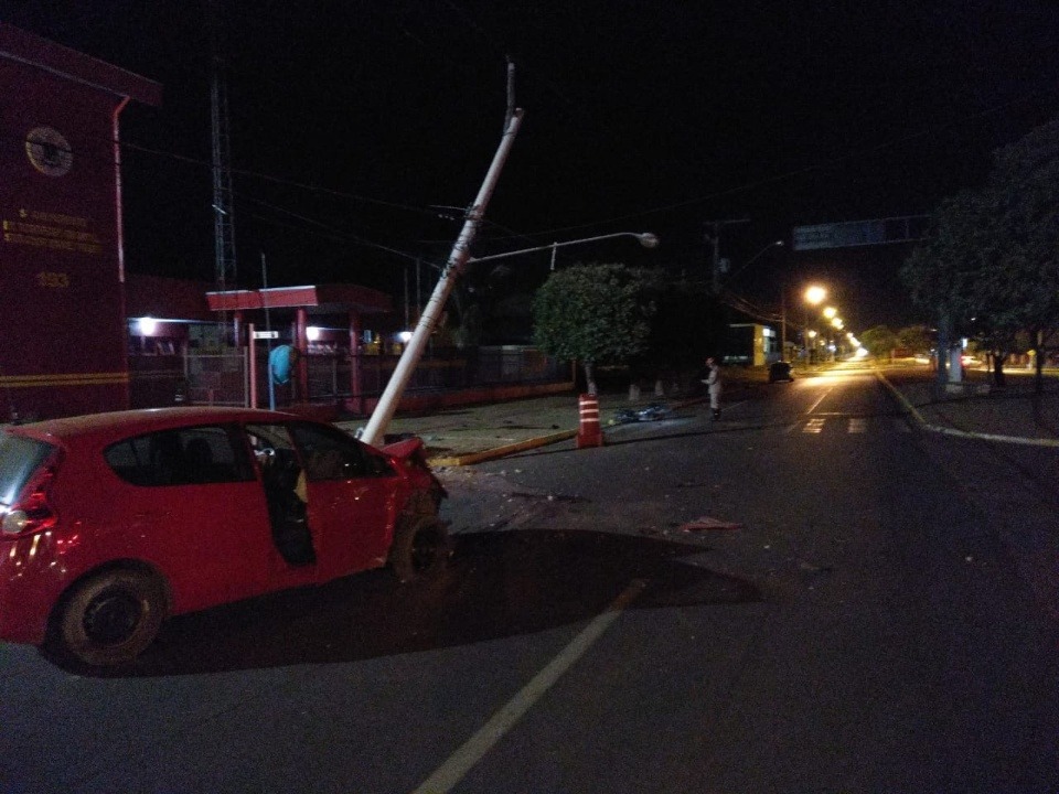 Carro fica parcialmente destruído após colidir em motos e quase derrubar poste