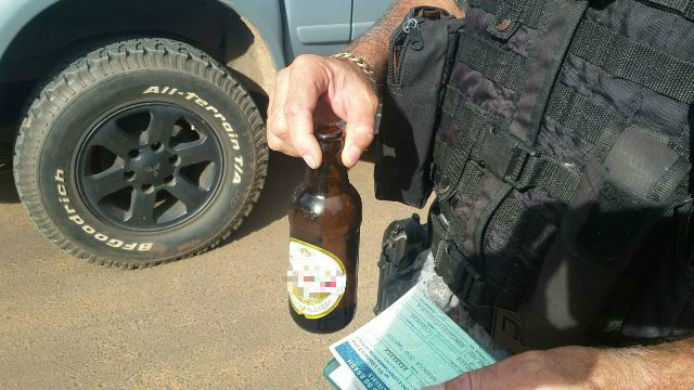 ROTAI flagra motorista bebendo cerveja dentro de carro no Alto da Boa Vista ROTAI flagra motorista bebendo cerveja dentro de carro no Alto da Boa Vista