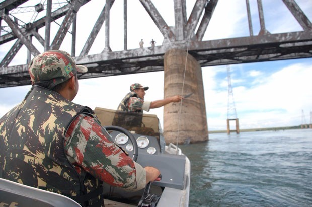 Pescador é multado por pescar sem licença no Rio Sucuriú