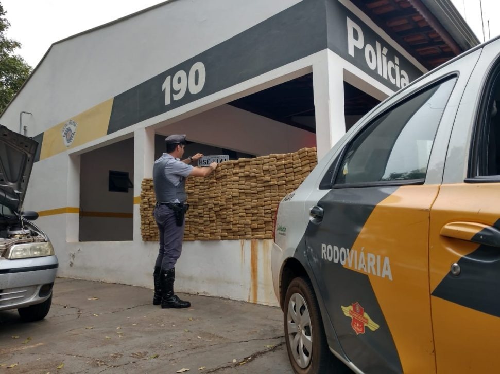 Dupla sai de Três Lagoas com 693 tabletes de maconha e é presa em Andradina Dupla sai de Três Lagoas com 693 tabletes de maconha e é presa em Andradina