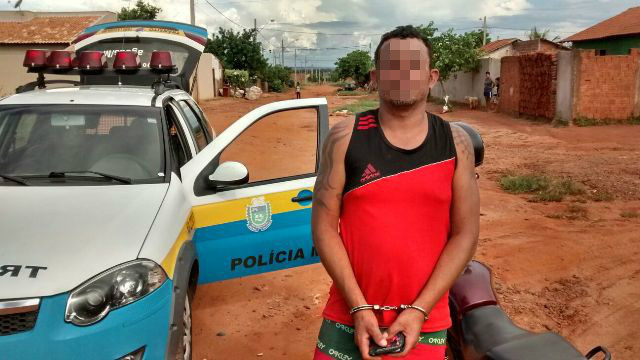 Polícia Militar cumpre mandado de prisão no bairro Jardim das Violetas Polícia Militar cumpre mandado de prisão no bairro Jardim das Violetas