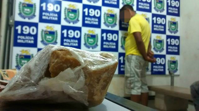 Mototaxista é preso pela ROTAI após denúncia de "Disk Drogas" Mototaxista é preso pela ROTAI após denúncia de