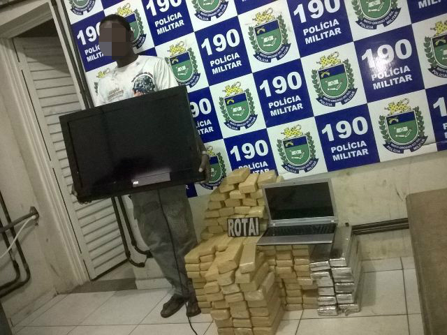 Polícia Militar prende em flagrante suspeito de tráfico de drogas e apreende mais de 130 kg de maconha Polícia Militar prende em flagrante suspeito de tráfico de drogas e apreende mais de 130 kg de maconha