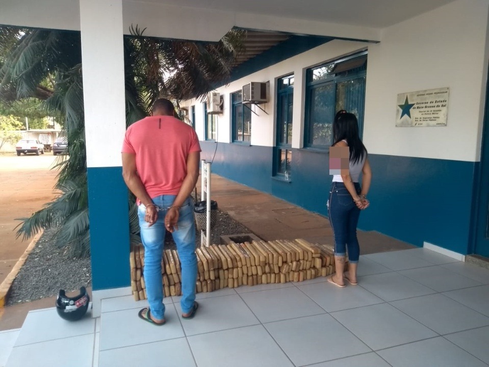Casal é preso pela Força Tática com mais de 150 kg de maconha Casal é preso pela Força Tática com mais de 150 kg de maconha
