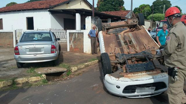 Carro capota na esplanada NOB e mobiliza equipes do SAMU e Bombeiros