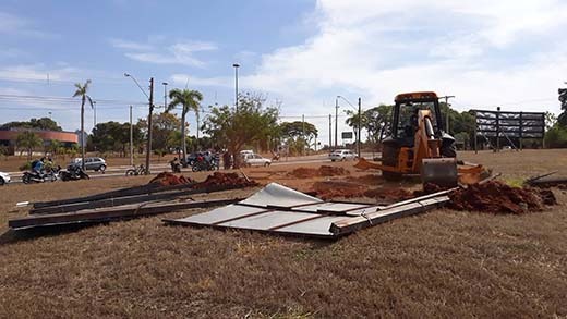 Prefeitura de Ilha Solteira derruba outdoor em apoio a Jair Bolsonaro Prefeitura de Ilha Solteira derruba outdoor em apoio a Jair Bolsonaro