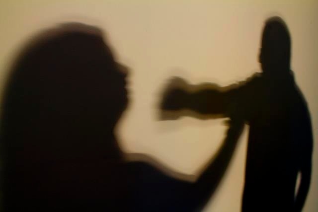 Mulher é agredida por cunhado após expulsá-lo de casa Mulher é agredida por cunhado após expulsá-lo de casa