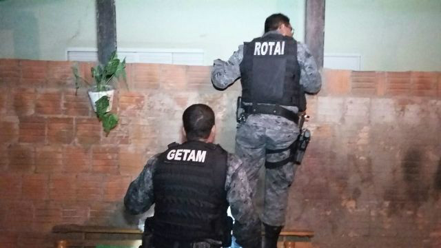 Durante ação policial para combater o tráfico de drogas, filho foge e deixa a mãe para trás Durante ação policial para combater o tráfico de drogas, filho foge e deixa a mãe para trás