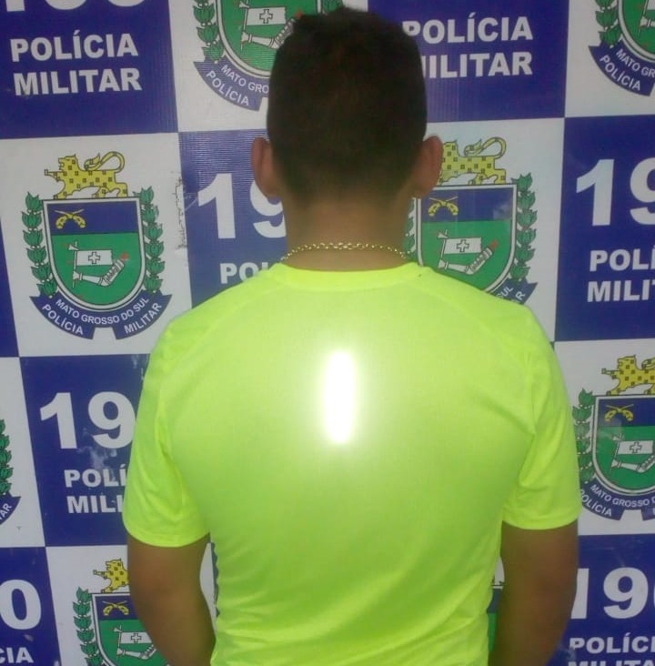 Força Tática prende homem por tráfico de drogas e por estar foragido da justiça Força Tática prende homem por tráfico de drogas e por estar foragido da justiça