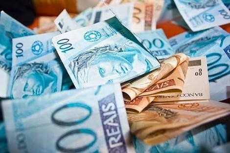 Carro fica aberto e R$ 1.600,00 que estavam no veículo são furtados Carro fica aberto e R$ 1.600,00 que estavam no veículo são furtados