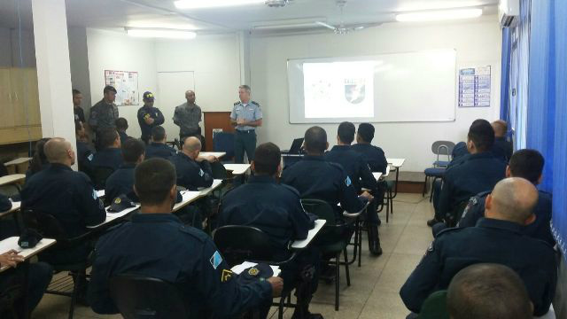 Policiais Militares recebem treinamento de Controle de Distúrbios Civis Policiais Militares recebem treinamento de Controle de Distúrbios Civis