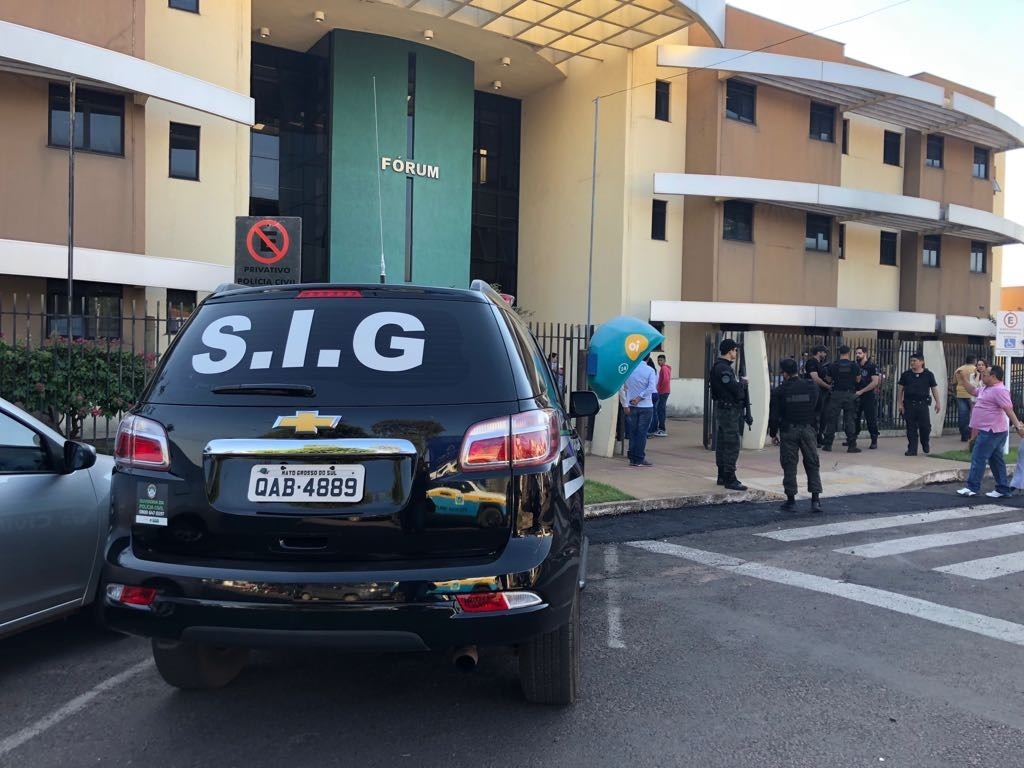 Casal causa confusão na porta do Fórum após audiência Casal causa confusão na porta do Fórum após audiência