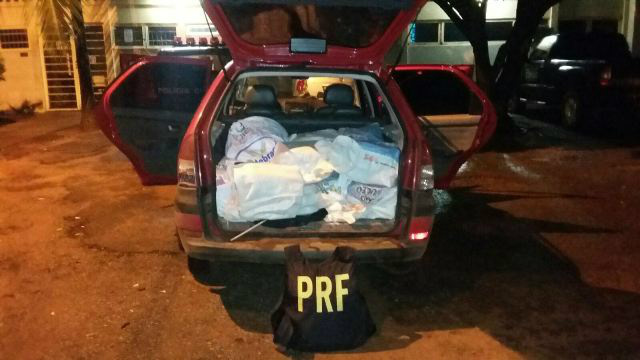 PRF realiza acompanhamento tático de veículo suspeito por mais de 90 km e intercepta carregamento de 173 kg de droga PRF realiza acompanhamento tático de veículo suspeito por mais de 90 km e intercepta carregamento de 173 kg de droga