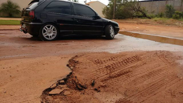 Cratera no bairro Vila Nova deixa frente de carro destruída