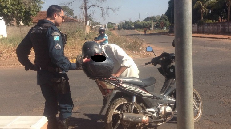 Idoso embriagado em Shineray atravessa avenida e provoca acidente