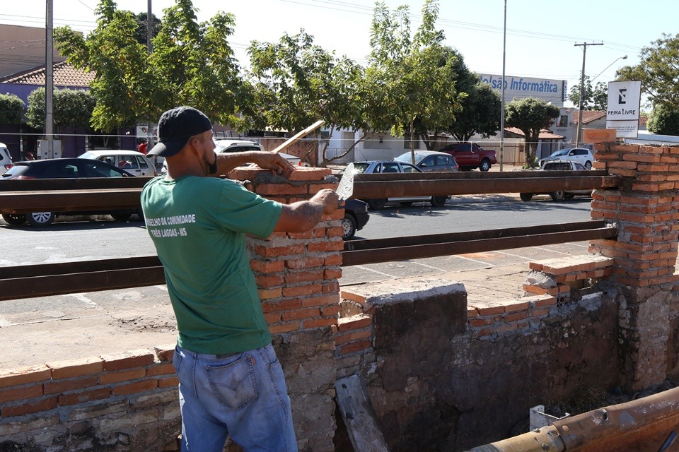 Muro da Estação Ferroviária da N.O.B. é reformado pela Prefeitura Muro da Estação Ferroviária da N.O.B. é reformado pela Prefeitura