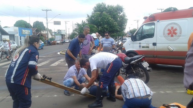 Casal fica ferido ao ser atropelado em avenida movimentada no centro de Três Lagoas Casal fica ferido ao ser atropelado em avenida movimentada no centro de Três Lagoas