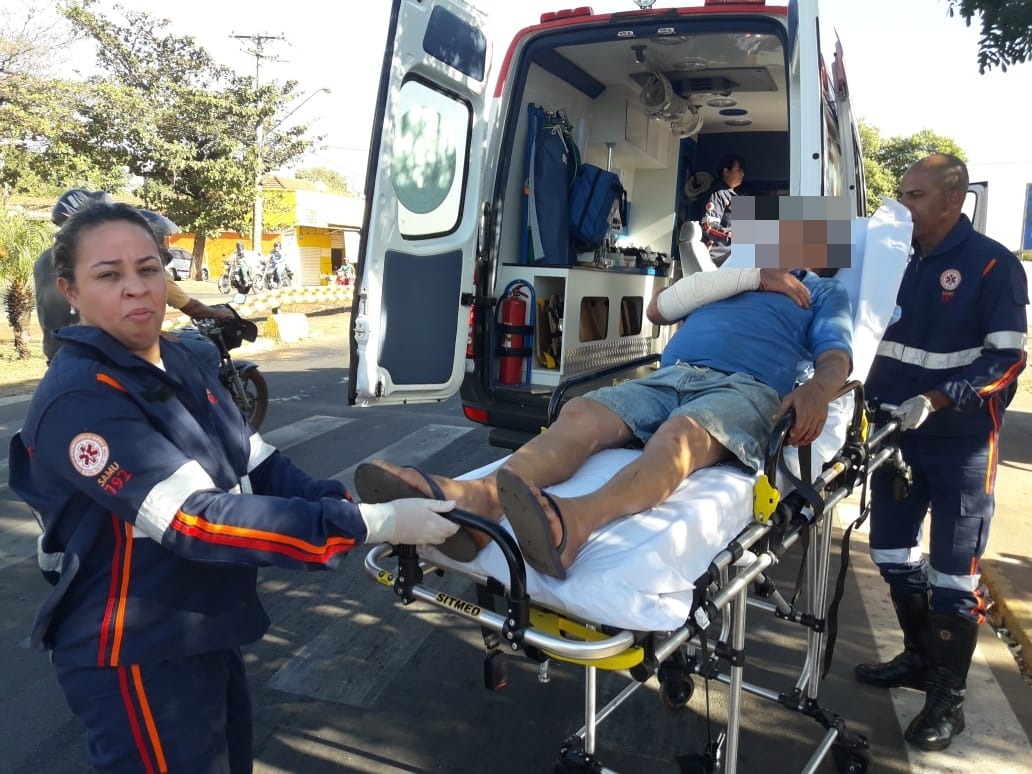 Homem cai de bicicleta e tem braço perfurado pelo guidão