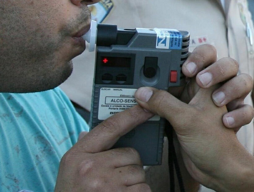 Polícia prende homem dirigindo bêbado e sem CNH Polícia prende homem dirigindo bêbado e sem CNH