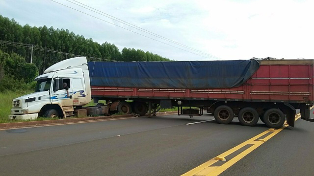 Motorista atola ao tentar fugir com carreta de cigarros contrabandeados Motorista atola ao tentar fugir com carreta de cigarros contrabandeados