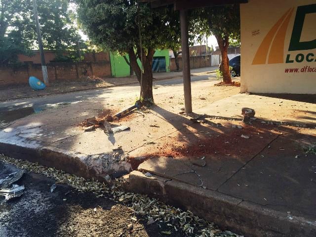 Carro desgovernado arranca “orelhão”, placa de sinalização e quase invade locadora 