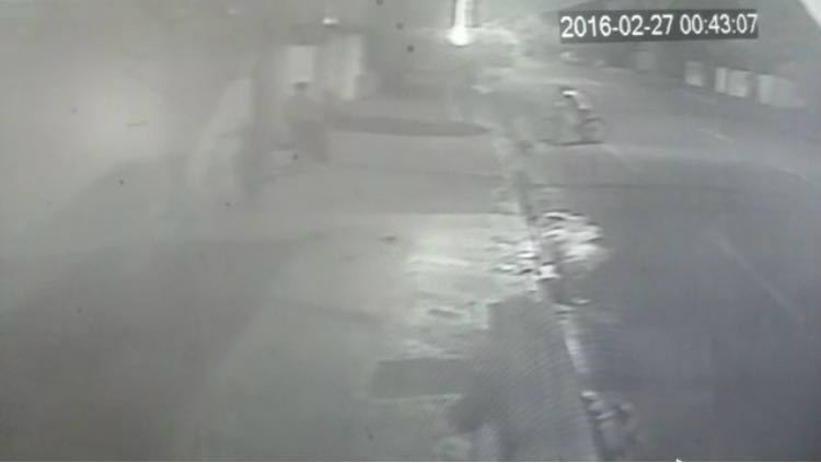 Bandido rouba garçonetes no bairro Vila Nova e tem ação gravada pelo sistema de segurança 