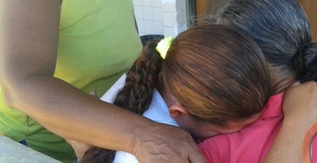 Desesperada, idosa de 61 anos procura polícia para tentar impedir que filho pegue pratos , tapetes e celular de dentro de casa