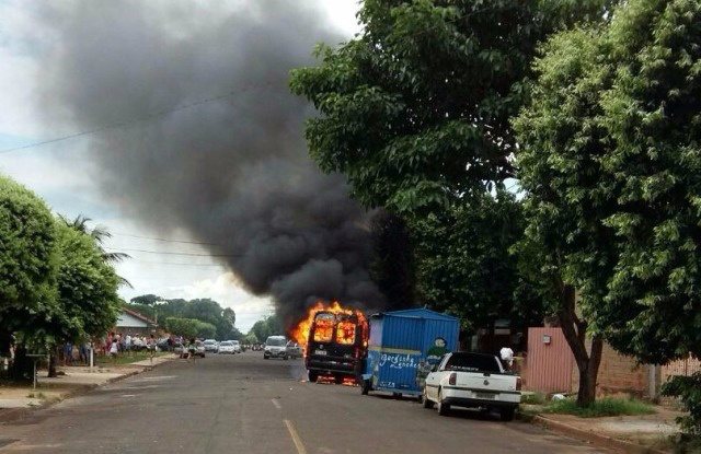 Van fica completamente destruída após incêndio no bairro Colinos