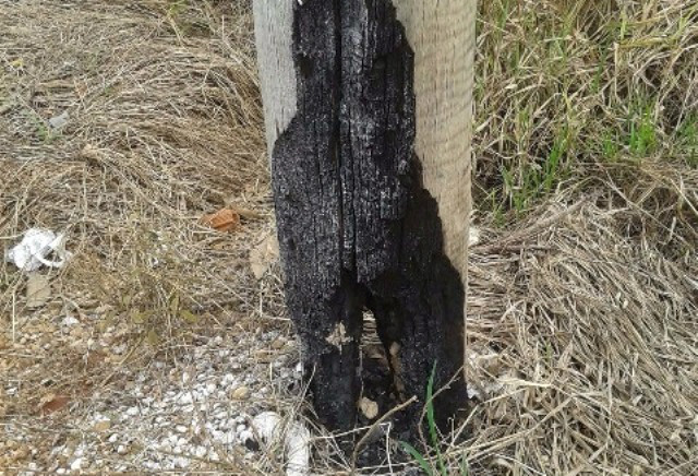 Incêndio abala estrutura de poste de energia no bairro Vila Alegre 
