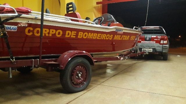 Embarcação vira no rio Sucuriu e três pessoas são resgatadas pelos bombeiros