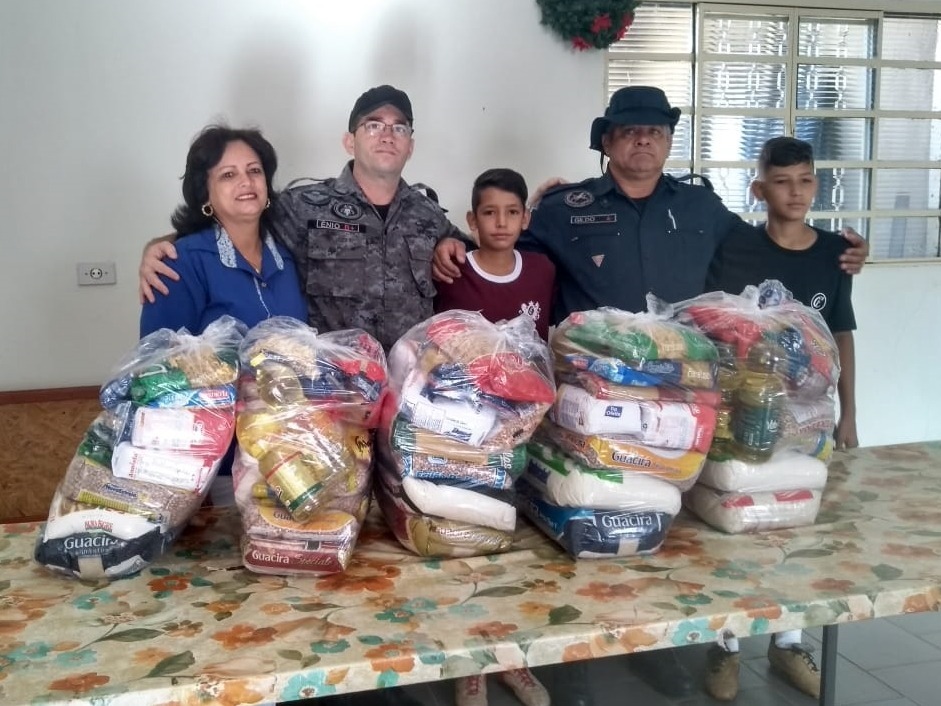 Polícia Militar doa cestas básicas para famílias da Vila Vicentina Polícia Militar doa cestas básicas para famílias da Vila Vicentina