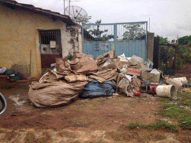 Moradores do bairro Jardim dos Ipês denunciam depósito de entulho em frente à residência