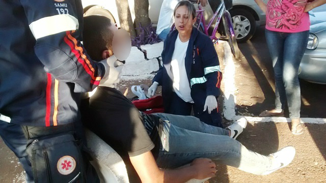 Carro colide com moto deixa jovem ferido no Vila Nova Carro colide com moto deixa jovem ferido no Vila Nova