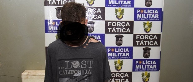 Jovem de 23 anos parte para cima de pessoas que se negam a dar dinheiro para ele nas ruas de Três Lagoas