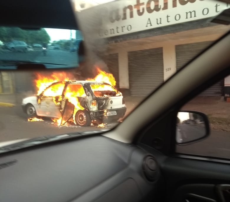 Veículo pega fogo na Avenida Capitão Olinto Mancini
