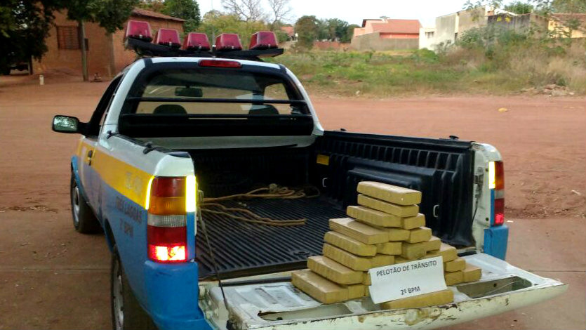 Polícia Militar apreende 26 kg de maconha em fundo falso