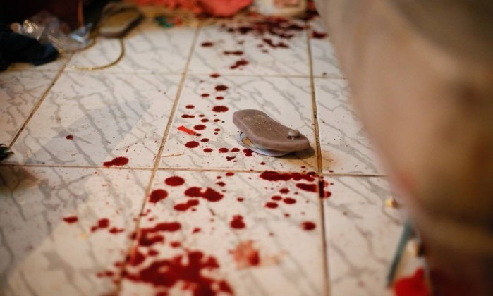Idoso é socorrido após ser encontrado com diversas lesões e marcas de sangue pela casa