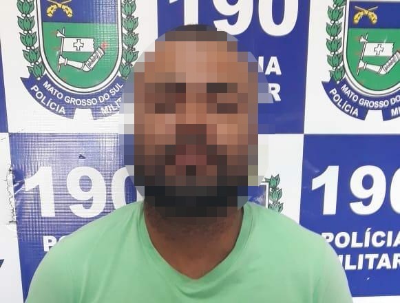 Homem é preso com mandado de prisão em aberto por tráfico de drogas
