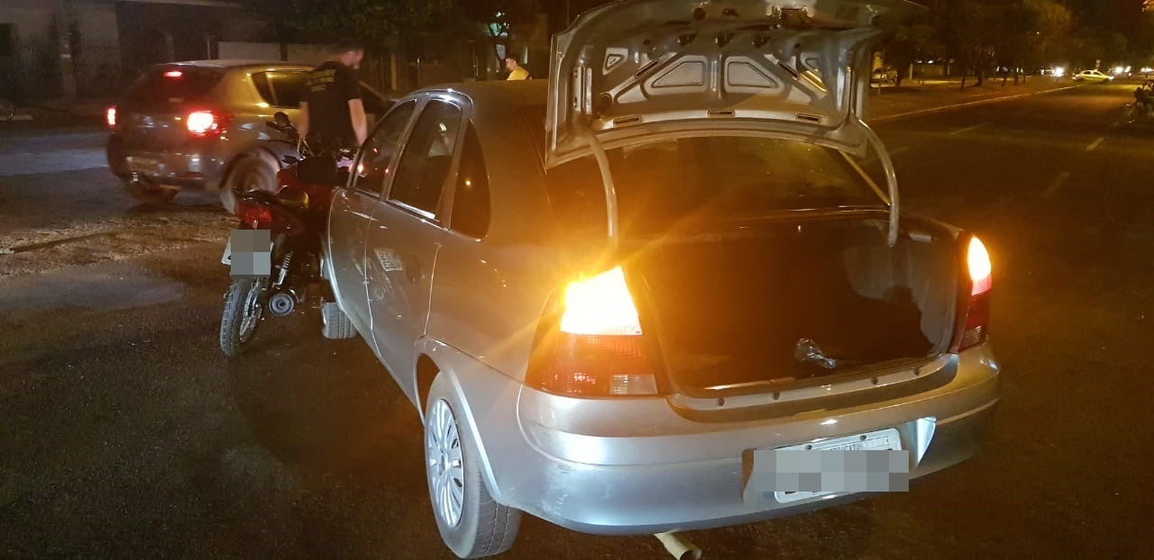 Jovem cai de motocicleta que ficou presa ao colidir em carro que avançou sinalização