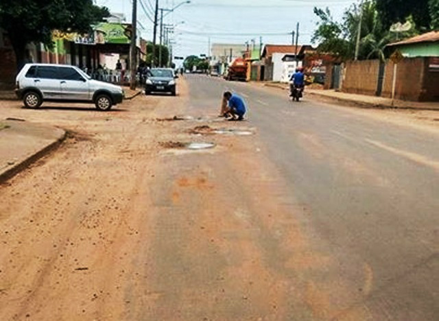 Morador realiza “tapa buraco” no bairro Vila Alegre em Três Lagoas Morador realiza “tapa buraco” no bairro Vila Alegre em Três Lagoas