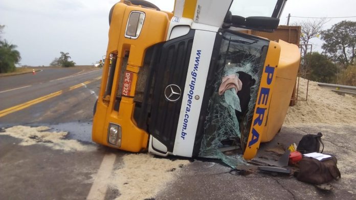  Carreta tomba e interdita pista na rodovia Marechal Rondon
