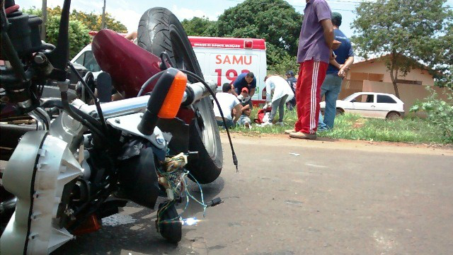 Condutor atropela motociclista, bate em carro e depois foge Condutor atropela motociclista, bate em carro e depois foge