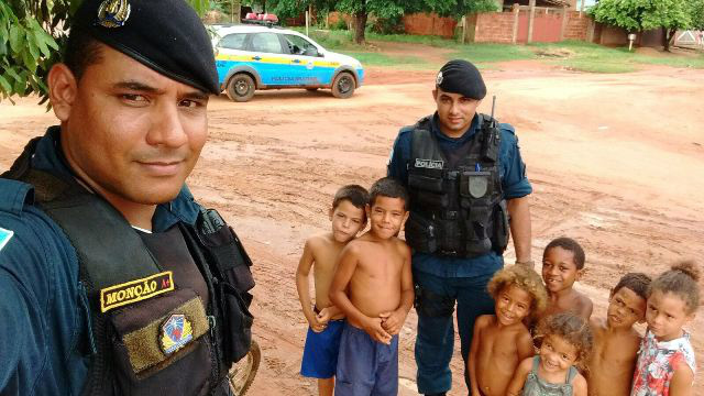 Policiais militares brincam com crianças no bairro Vila Verde