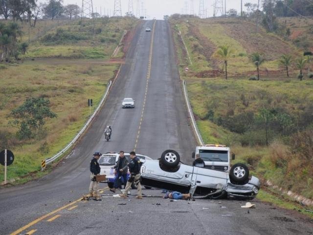 Duas pessoas morrem na BR-262; trânsito está interditado