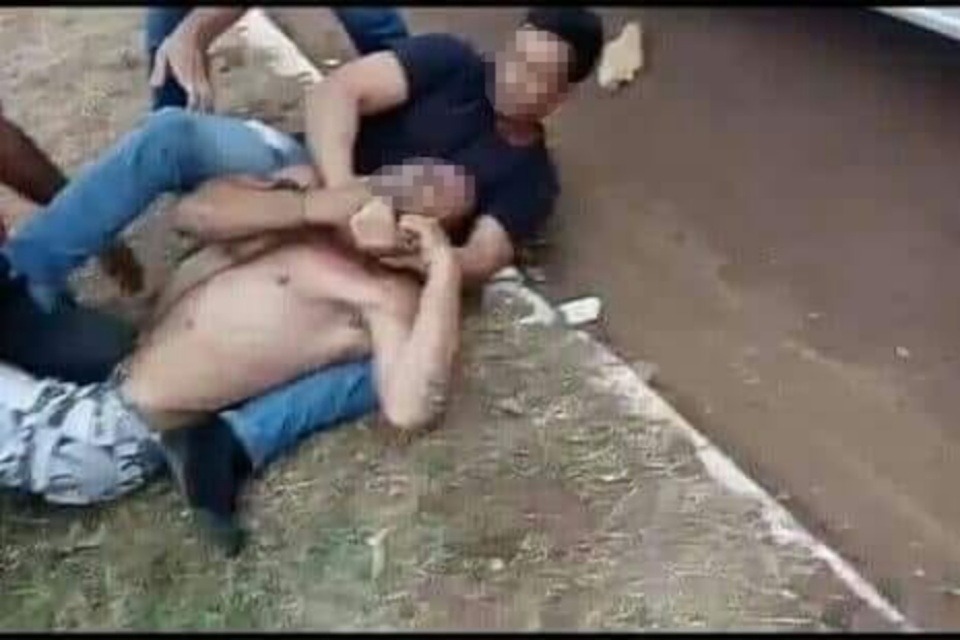 Câmeras de segurança flagram dupla furtando residência