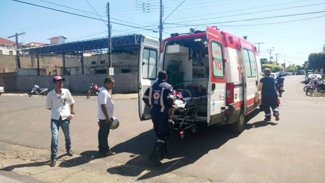 Motorista foge depois de invadir preferencial e bater em motociclista