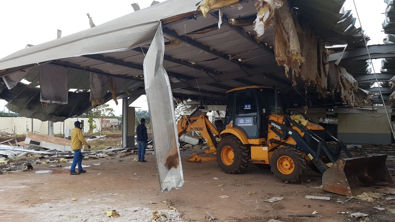 Estrutura metálica de antigo alojamento na BR-158 é retirada Estrutura metálica de antigo alojamento na BR-158 é retirada