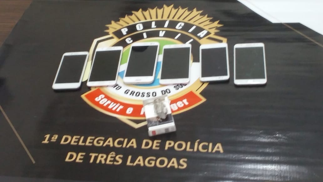 Mulher ganha celular de marido, vai pra velório, mas acaba na delegacia pois aparelho é produto de furto